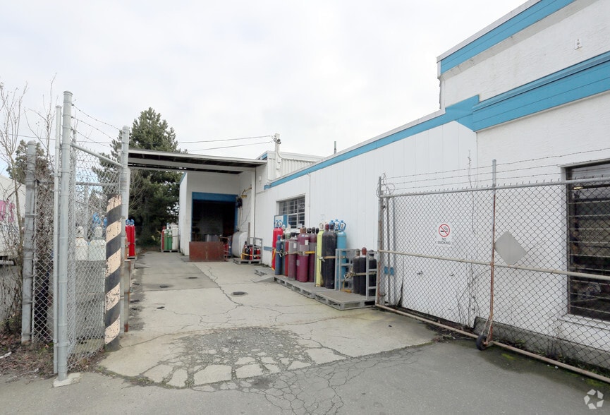 510 Gorge Rd E, Victoria, BC for sale - Building Photo - Image 3 of 3