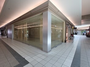 5800 Boul Cavendish, Cote-St-Luc, QC for lease Lobby- Image 1 of 8