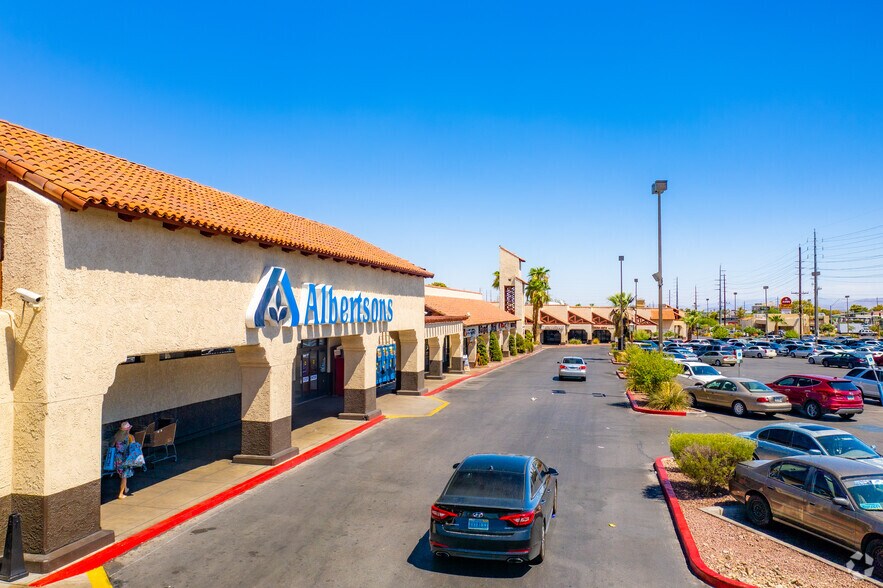1360 E Flamingo Rd, Las Vegas, NV à louer - Photo du bâtiment - Image 3 de 15