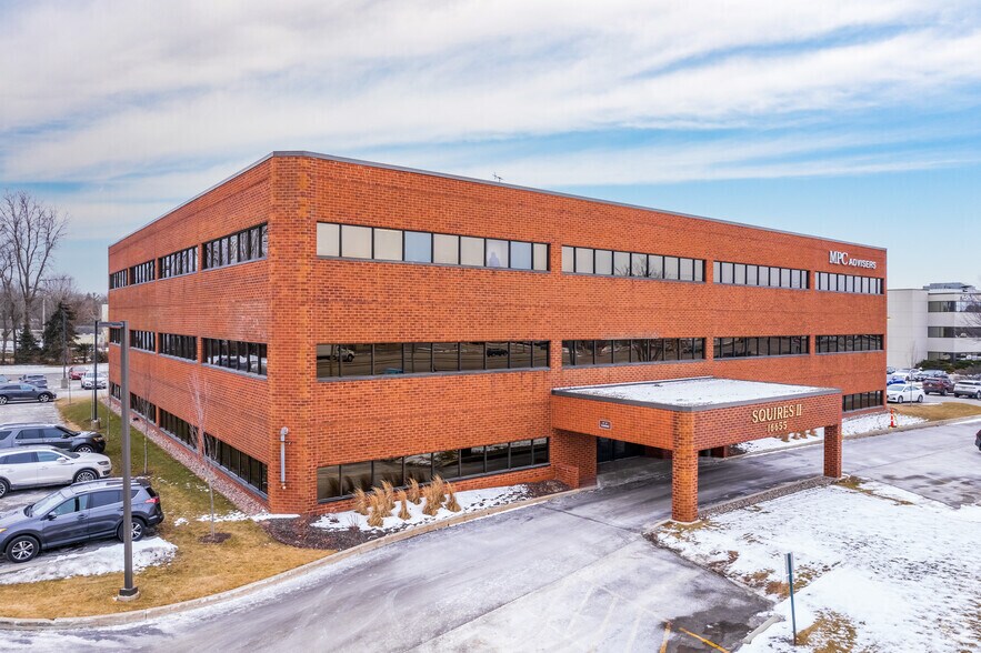 16655 W Bluemound Rd, Brookfield, WI à louer - Photo principale - Image 1 de 11