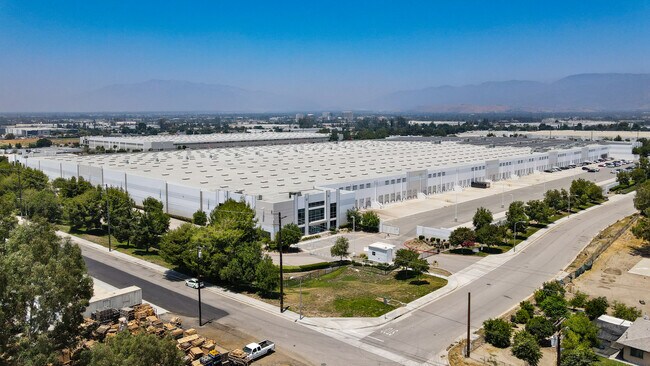 Plus de détails pour 825 E Central Ave, San Bernardino, CA - Industriel à louer