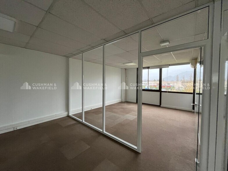 30 Avenue Du Chateau De Jouques, Gémenos for lease - Interior Photo - Image 2 of 27