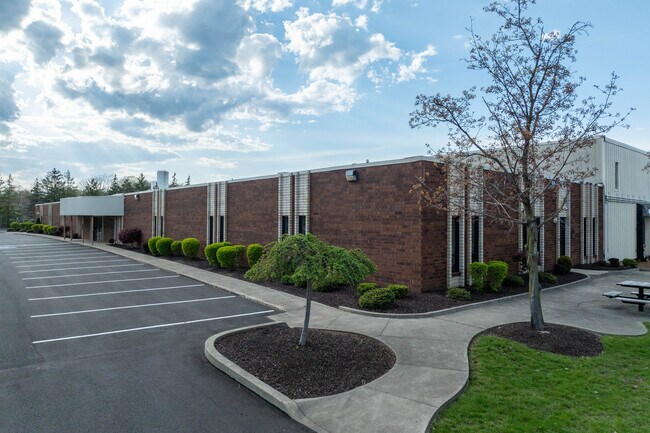 Plus de détails pour 2057 E Aurora Rd, Twinsburg, OH - Local d'activités à louer
