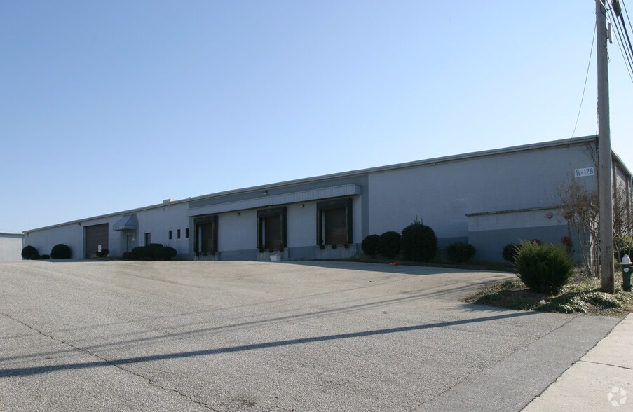 110 E Meadowview Rd, Greensboro, NC à louer - Photo du bâtiment - Image 2 de 21