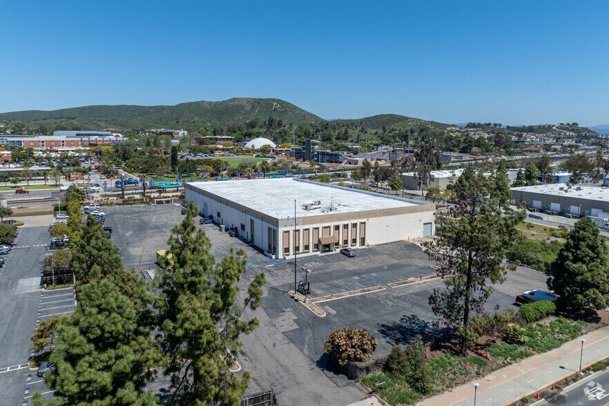 1152 Armorlite Dr, San Marcos, CA à louer - Photo du bâtiment - Image 3 de 8