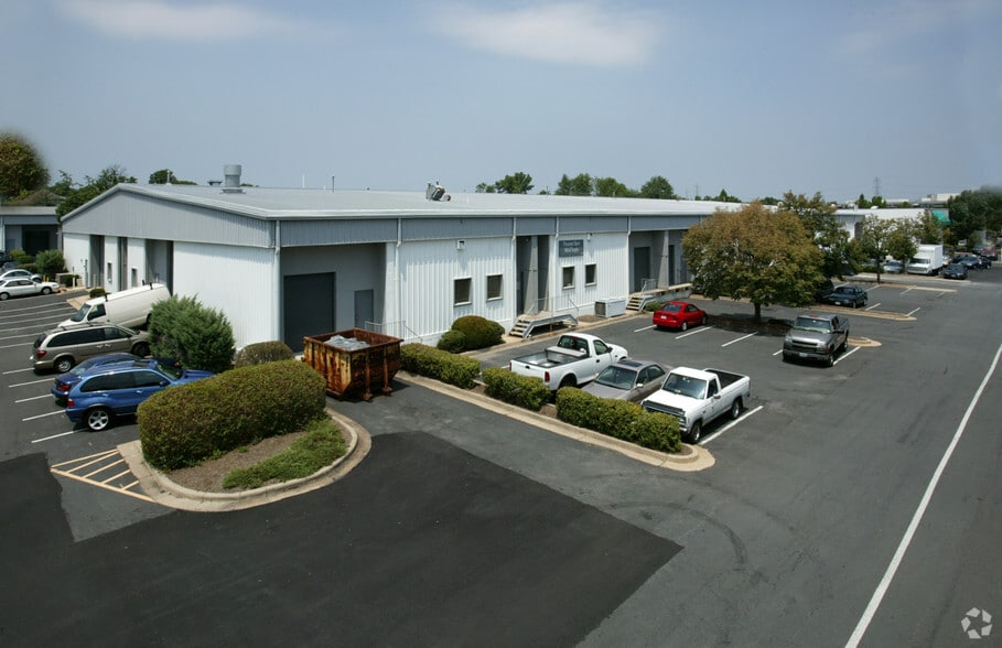 301-366 Victory Dr, Herndon, VA for lease - Building Photo - Image 3 of 25