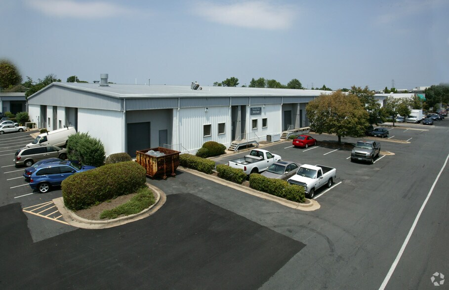 301-366 Victory Dr, Herndon, VA à louer - Photo du bâtiment - Image 3 de 25