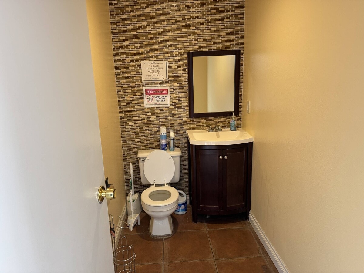 2950 E Flamingo Rd, Las Vegas, NV 89121 - Unit J -  - Interior Photo - Image 2 of 8