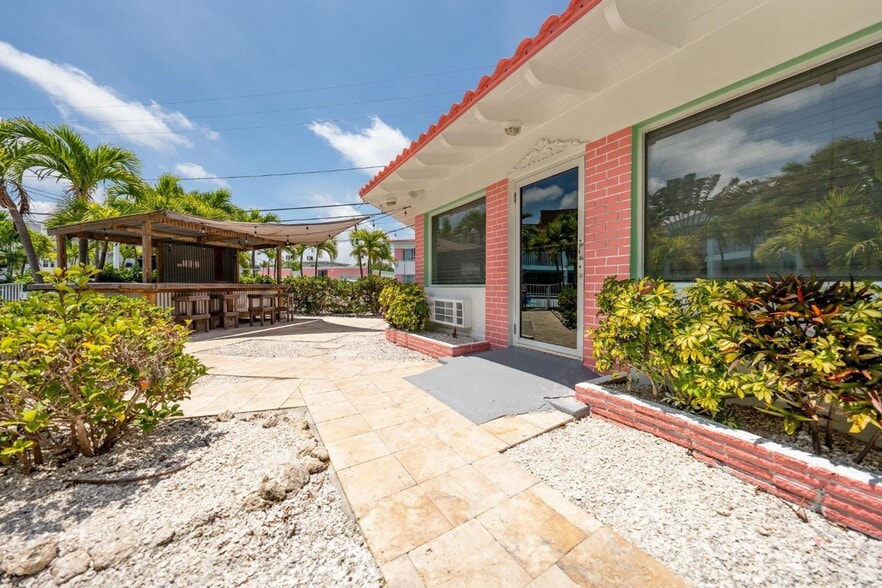 333 Hamden Dr, Clearwater Beach, FL for sale - Building Photo - Image 2 of 15