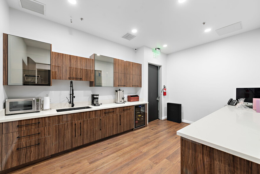 9090 Irvine Center Dr, Irvine, CA for lease - Interior Photo - Image 3 of 8