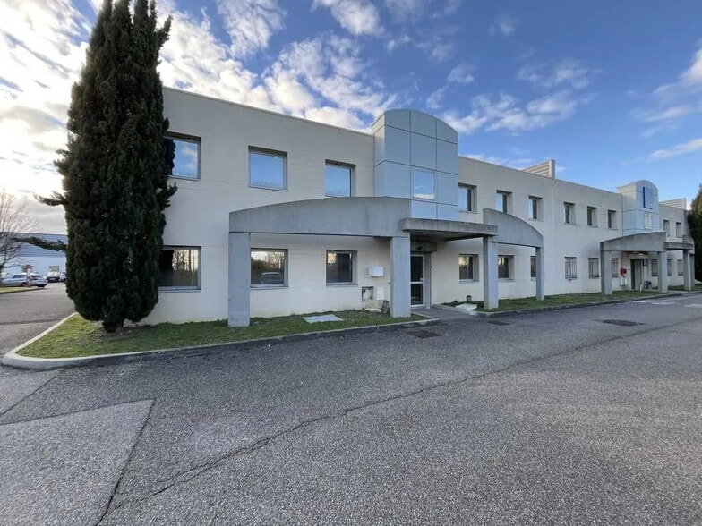 36 Rue Champ Dolin, Saint-Priest for lease - Building Photo - Image 3 of 18