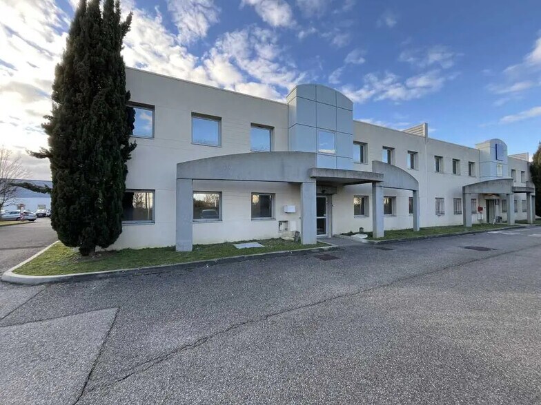 36 Rue Champ Dolin, Saint-Priest à louer - Photo du bâtiment - Image 3 de 18