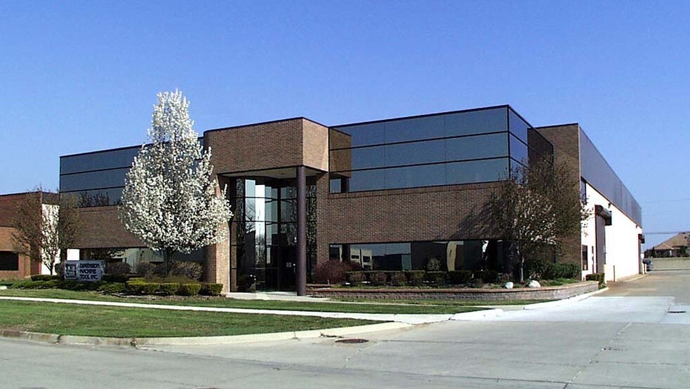 15773 Leone Dr, Macomb Township, MI à vendre - Photo du bâtiment - Image 2 de 3