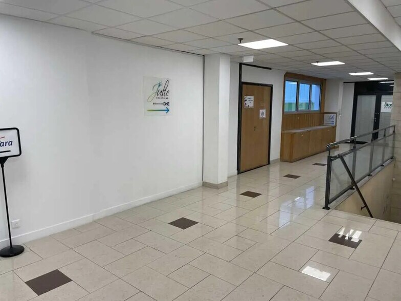 Bureau dans Croissy-Beaubourg à louer - Hall d’entrée - Image 1 de 3