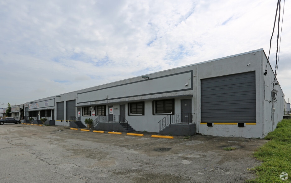 2185 E 10th Ave, Hialeah, FL for lease - Primary Photo - Image 3 of 5