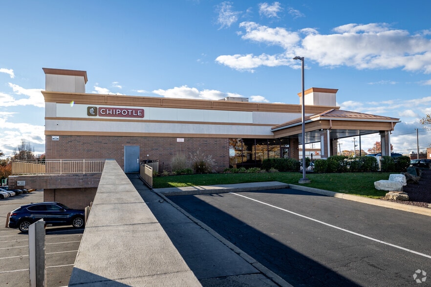 694 Motor Pky, Hauppauge, NY for lease - Building Photo - Image 2 of 9