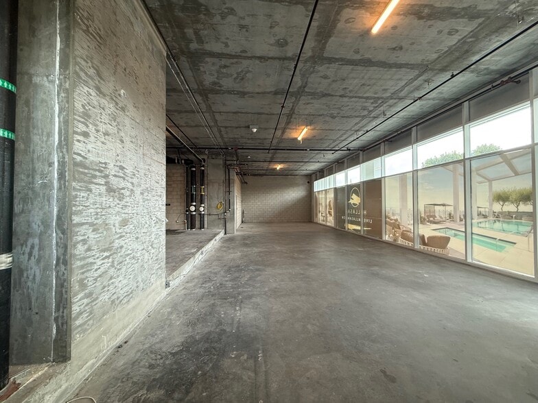 696 S New Hampshire Ave, Los Angeles, CA for lease - Building Photo - Image 3 of 11