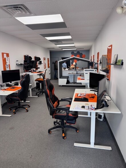 127-131 E Commerce St, Milford, MI for sale - Interior Photo - Image 2 of 23