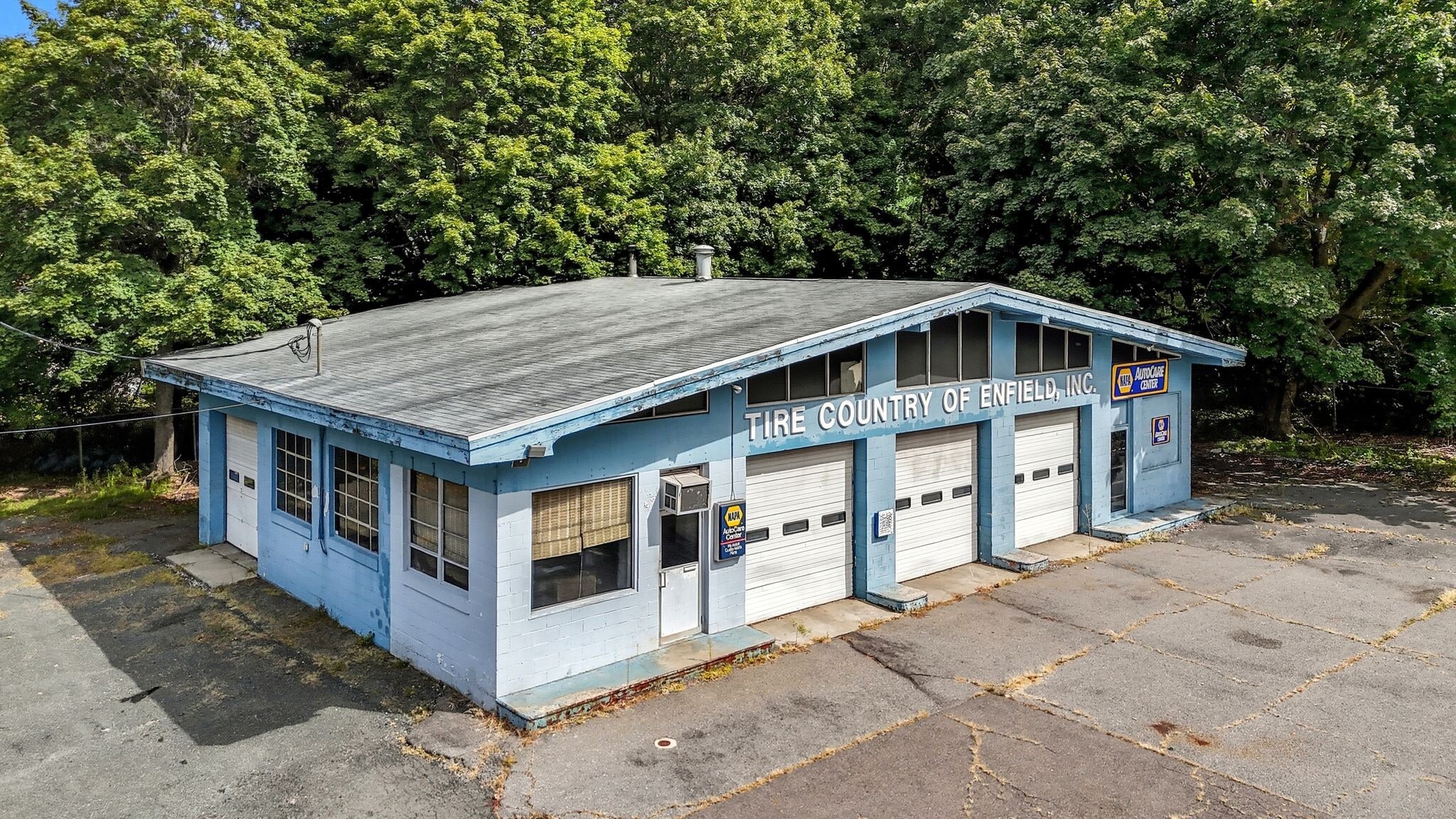 Automotive Building w/ Adjacent Land portfolio of 2 properties for sale on LoopNet.ca Building Photo- Image 1 of 17