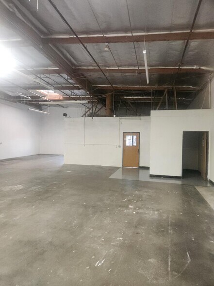 1361 S Lyon St, Santa Ana, CA à louer - Photo du bâtiment - Image 3 de 4