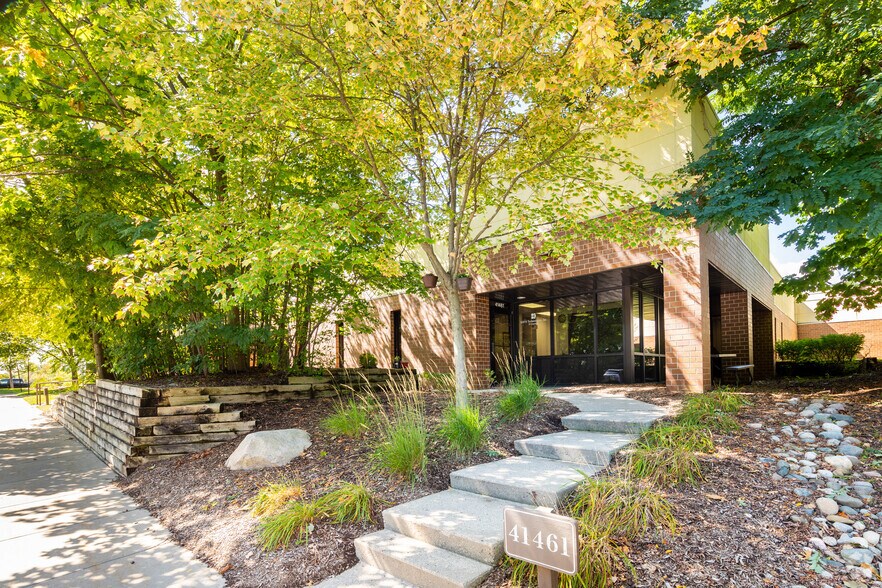 41441-41541 W 11 Mile Rd, Novi, MI à louer - Photo du bâtiment - Image 2 de 6