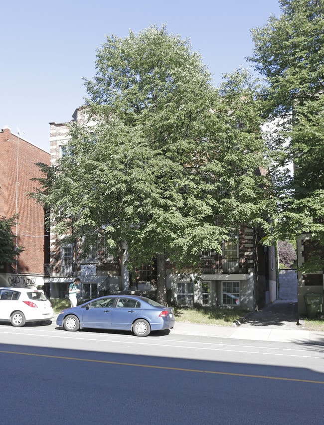 More details for 3210 Boul Édouard-Montpetit, Montréal, QC - Multifamily for Sale