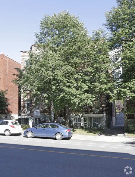 Edouard-Montpetit revenue properties portefeuille de 3 propriétés à vendre sur LoopNet.ca - Photo du bâtiment - Image 2 de 11