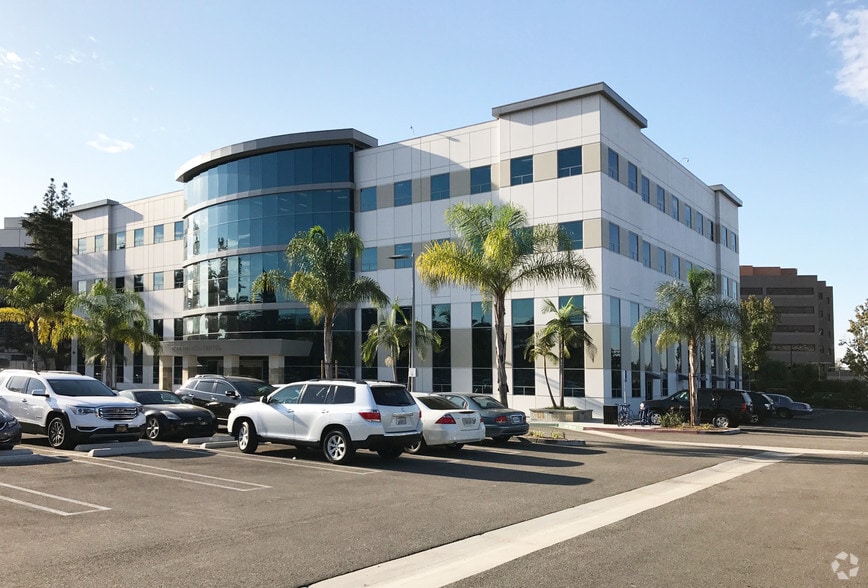 289 W Huntington Dr, Arcadia, CA for lease - Primary Photo - Image 1 of 7