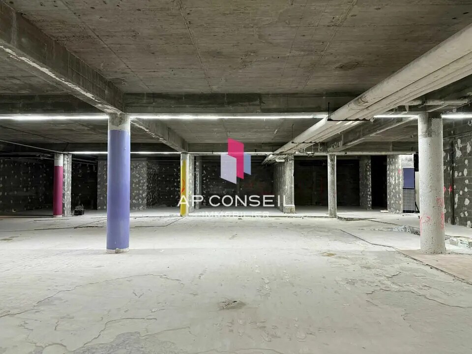 Retail in Versailles for lease Construction Photo- Image 1 of 6