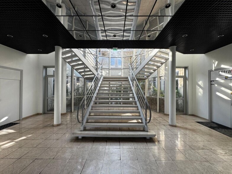 Allée Rosa Luxemburg, Eragny for lease - Lobby - Image 2 of 10