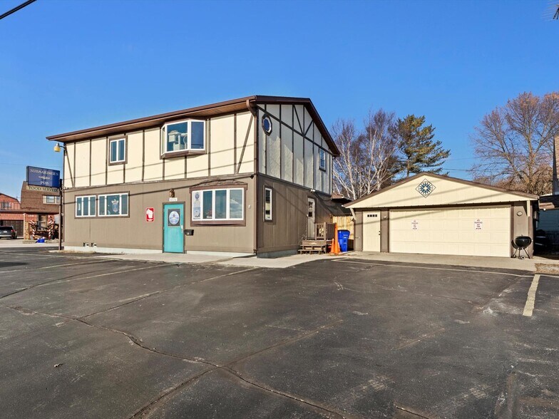 4220 Memorial Dr, Two Rivers, WI à vendre - Photo du bâtiment - Image 2 de 21