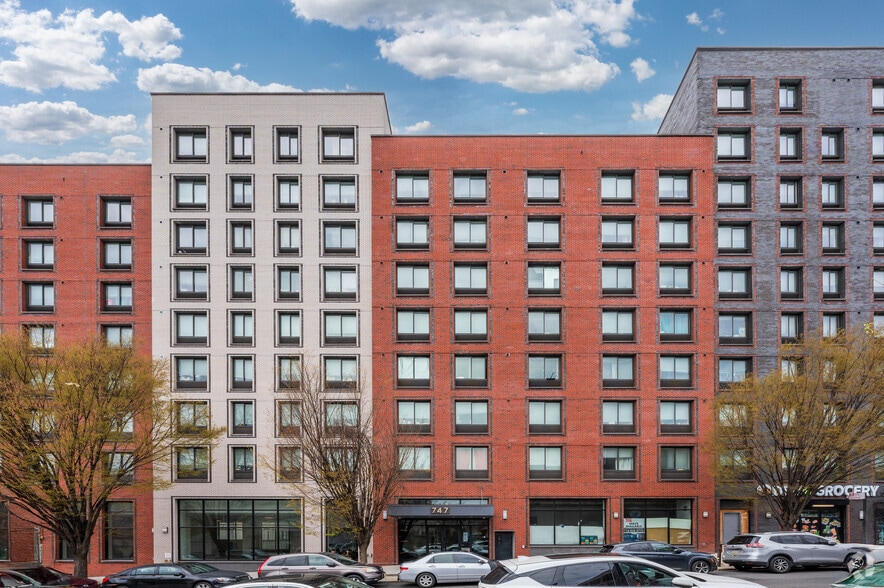 180 E 156th St, Bronx, NY à louer - Photo du bâtiment - Image 3 de 3