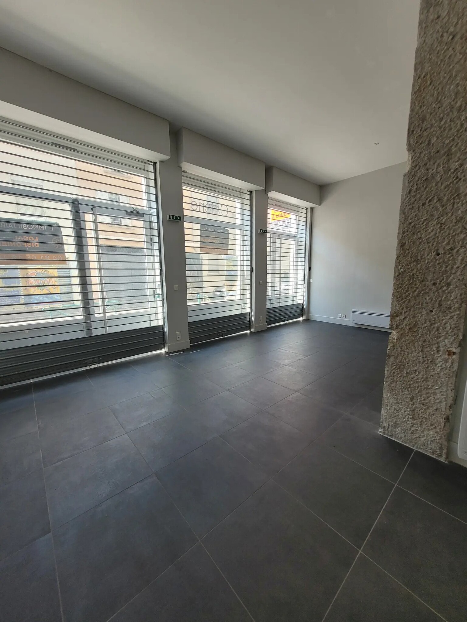 Office/Retail in Lyon for lease Interior Photo- Image 1 of 2