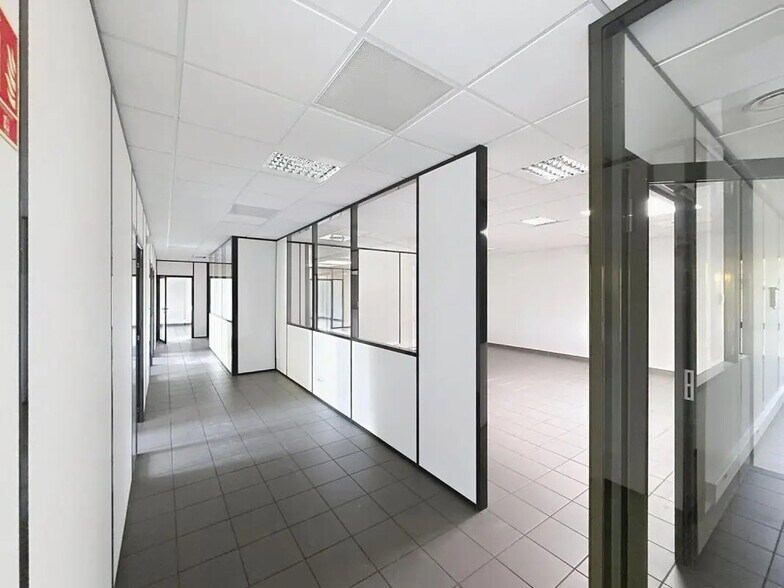 Office in Saint-Priest for lease - Interior Photo - Image 2 of 9