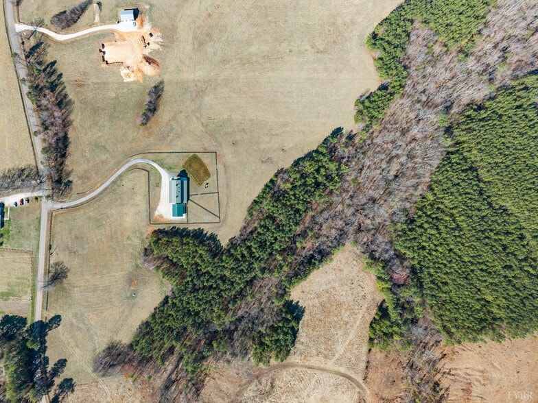 1433 Piney Mountain Rd, Appomattox, VA à vendre - Photo du bâtiment - Image 3 de 27