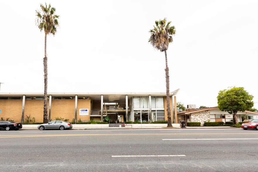 2777 Pacific Ave, Long Beach, CA à louer - Photo du bâtiment - Image 3 de 33