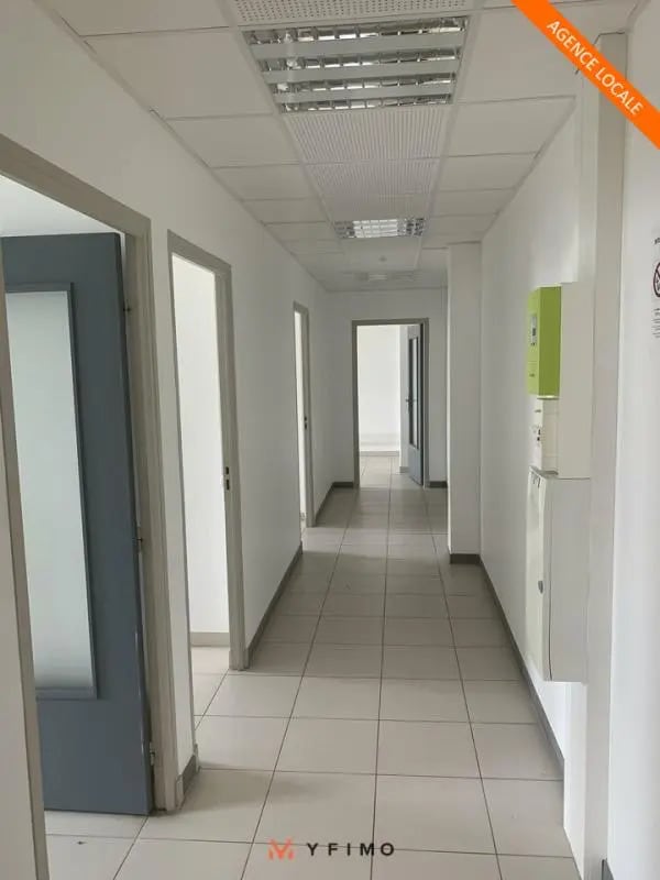 Office in Orgeval for lease Interior Photo- Image 1 of 5