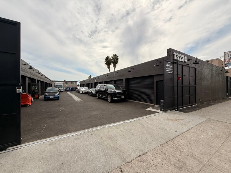 13228-13234 Sherman Way, North Hollywood, CA à louer - Photo du bâtiment - Image 2 de 6