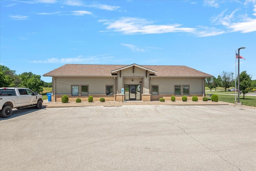 103 Centre Dr, Petersburg, IL à vendre - Photo du bâtiment - Image 2 de 21