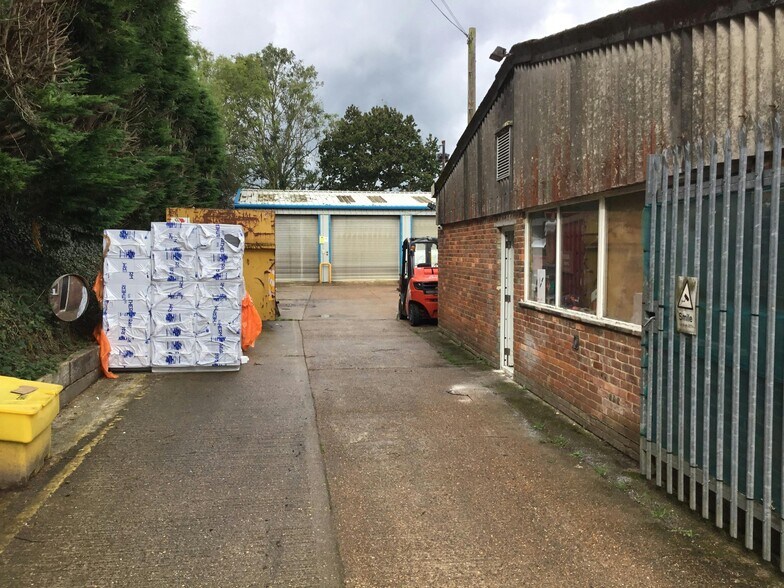 1-5 Cowbeech Hl, Hailsham à louer - Photo du bâtiment - Image 2 de 3