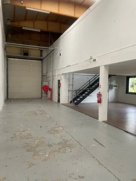 Flex in Dardilly for lease - Interior Photo - Image 2 of 6