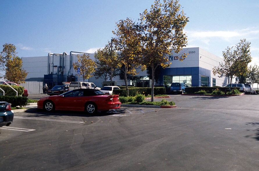 2550 Pioneer Ave, Vista, CA à louer - Photo du bâtiment - Image 2 de 3