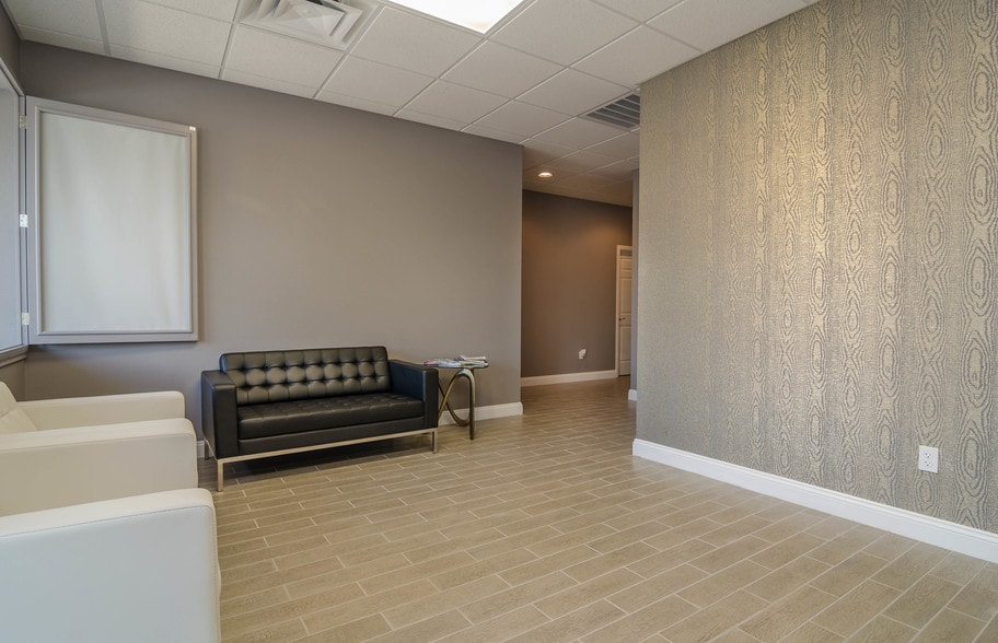 4960-4962 Royal Gulf Cir, Fort Myers, FL for lease - Interior Photo - Image 2 of 7