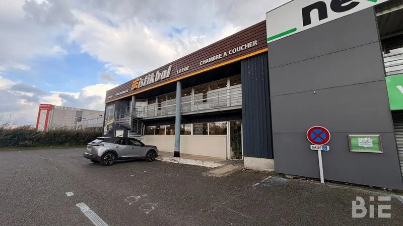 Retail in Bordeaux for lease Building Photo- Image 1 of 13