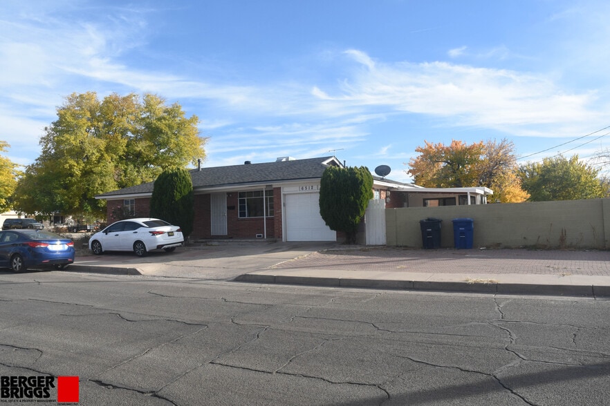 Multi-Famly and Single-Family Investment portfolio of 4 properties for sale on LoopNet.ca - Building Photo - Image 2 of 15