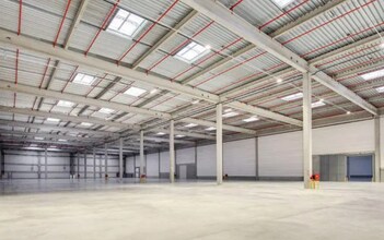 Industrial in SERVON for lease Building Photo- Image 1 of 3