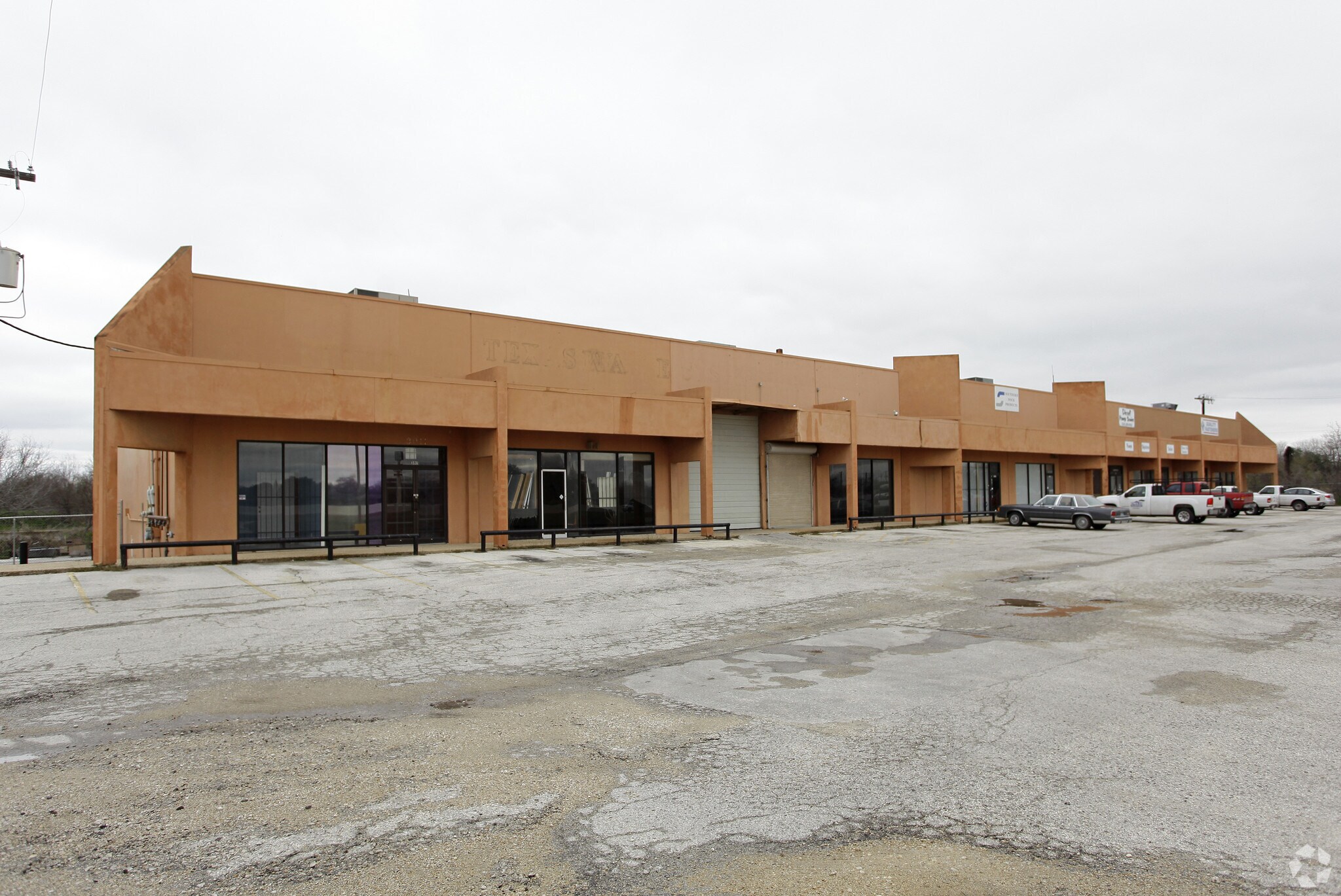 3911-3929 E IH-10, San Antonio, TX for sale Primary Photo- Image 1 of 27