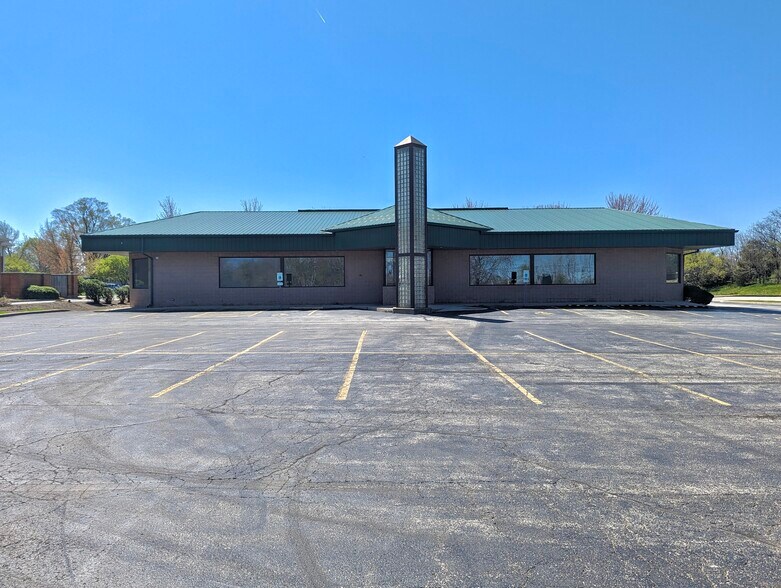 675 S Il Route 83, Mundelein, IL à louer - Photo du bâtiment - Image 1 de 3
