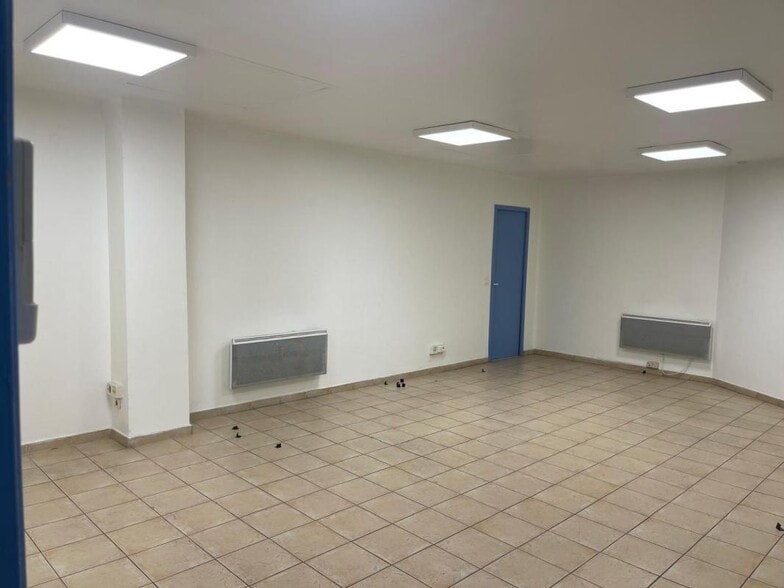 Industrial in Saint-Denis for lease - Interior Photo - Image 1 of 14