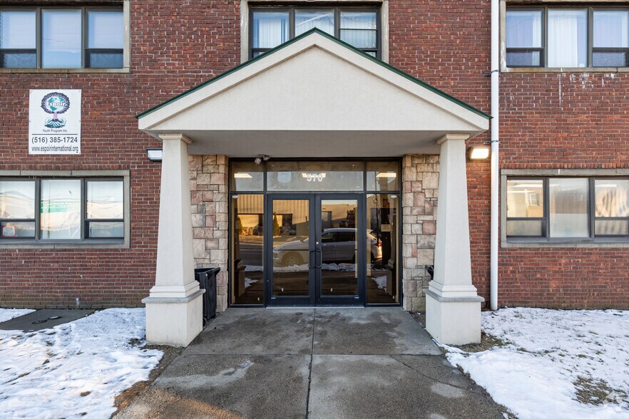 75 Rushmore St, Westbury, NY à vendre - Photo du bâtiment - Image 3 de 4